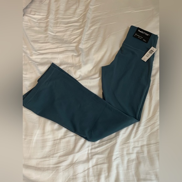 TnaBUTTER™ Atmosphere Flare Hi-Rise Legging - Picture 6 of 12